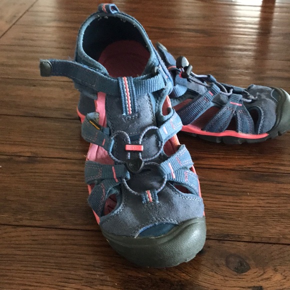 keen sandals size 6